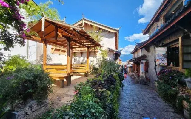 Ruochen Xuyu (Morning's Preface) Lion Hill Naxi Courtyard