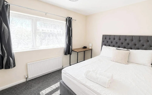House Sleeps 10 With Parking and Garden