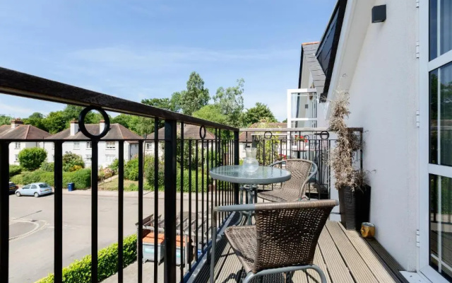 Elegant 2 Bed Flat with Balcony in Finchley