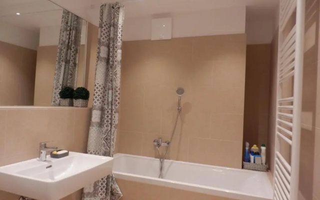 Spacious, Modern 1-bdrm Apt near VIC & Austria Ctr