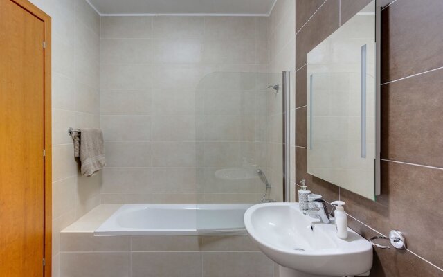 Апартаменты Centric and Spacious Apartment With Wifi and Balcony Гзира