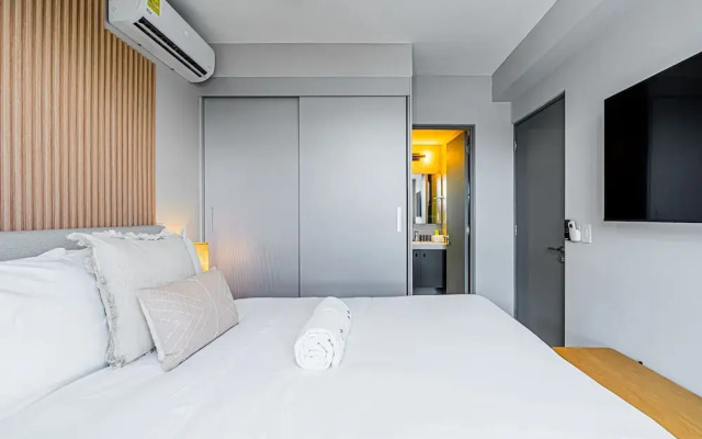 w Regal 1BR w Great Deco in Centriqo