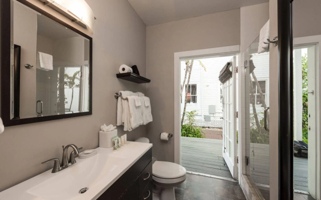 Alexander's Guesthouse - Adults Only