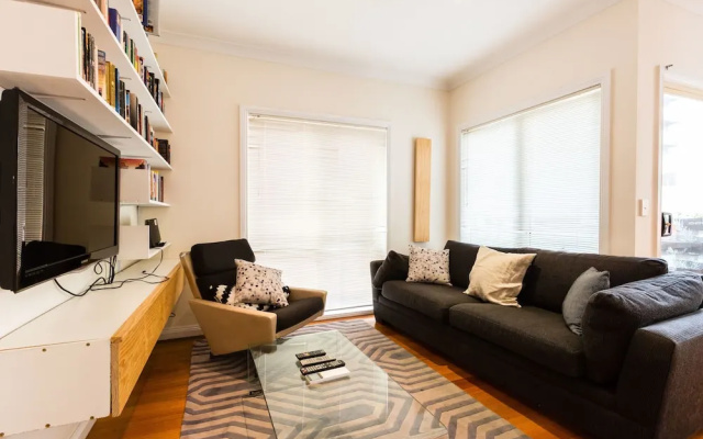 KIM, 2BDR West Melbourne Apartment