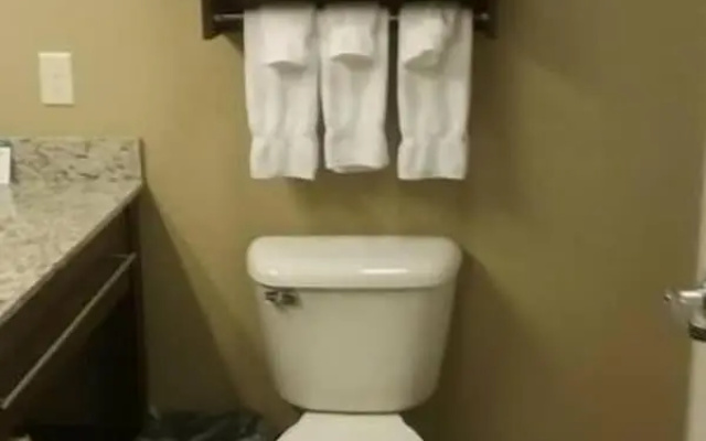 Gateway Park Hotel and Suites