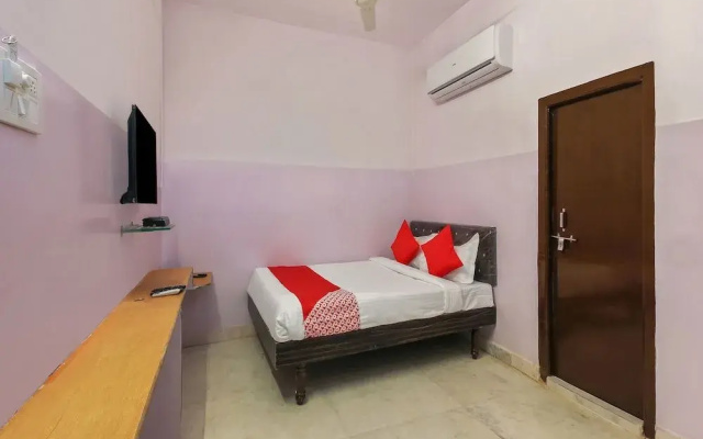 OYO 22085 Raj Banjara White House