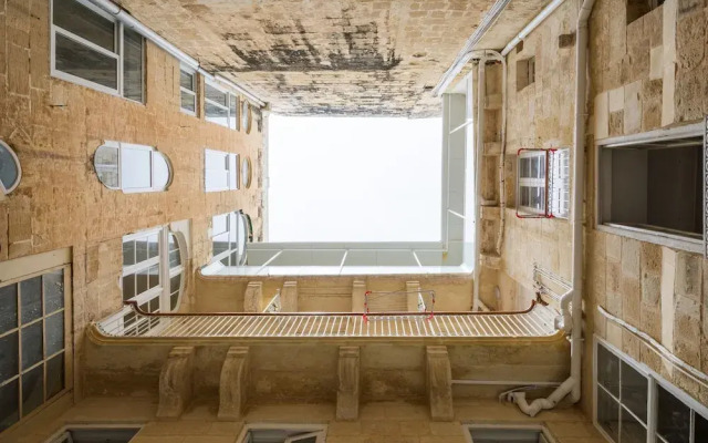 Traditional APT with Internal Courtyard