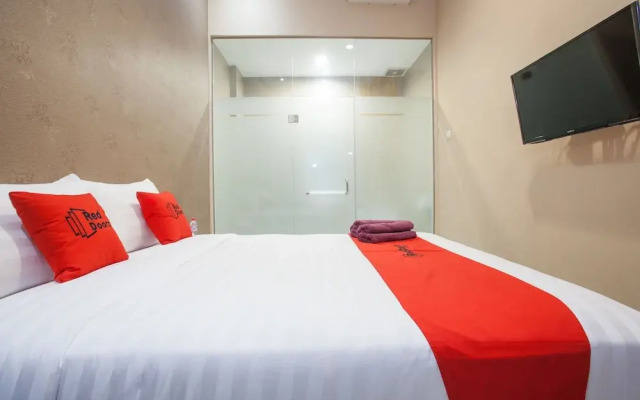 RedDoorz Plus @ Raya Sulfat