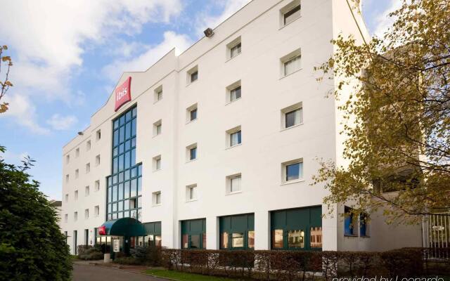 Отель ibis Le Bourget вид на фасад