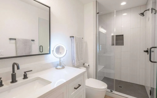Scarlet Ridge Retreat - Near Wineries & DT Austin!
