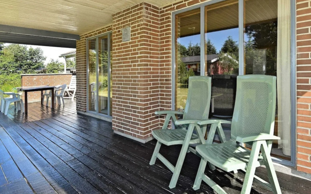 Cozy Holiday Home in Henne near Sea