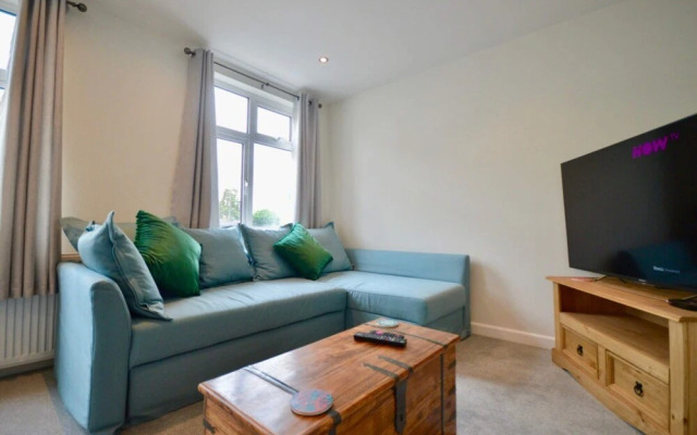 Lovely Modern Flat with Parking Near Airbus, Uwe, MOD