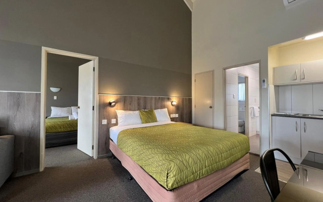 Airport Manor Inn