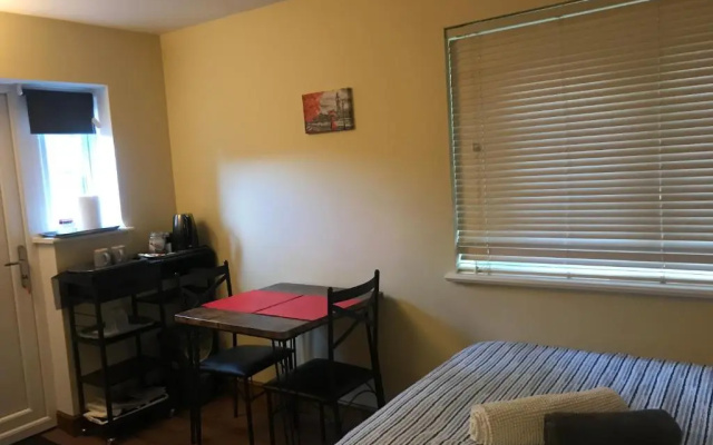 Studio-1-Staines/Heathrow/London-own entrance
