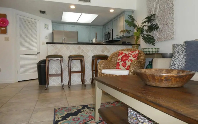 Beachside Bungalow: Surfside I #104