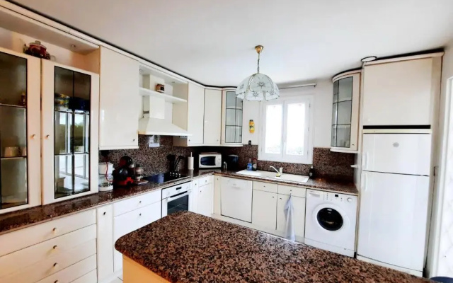 Villa 130m2, near St-Tropez, direct beach access