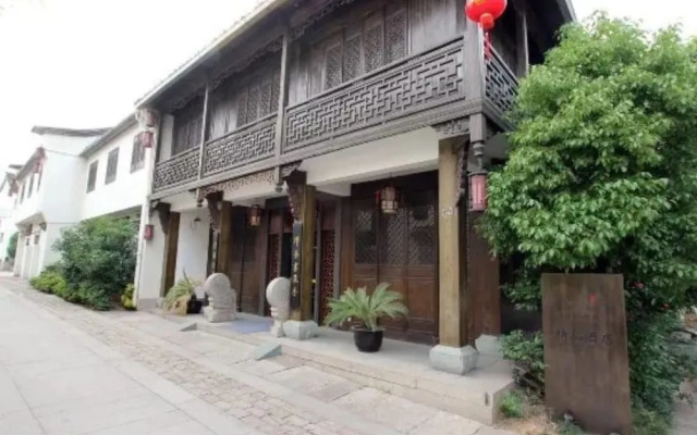 Hangzhou Xiangji. Yinyu Canal Bieyuan (Xiangji Temple Subway Station)
