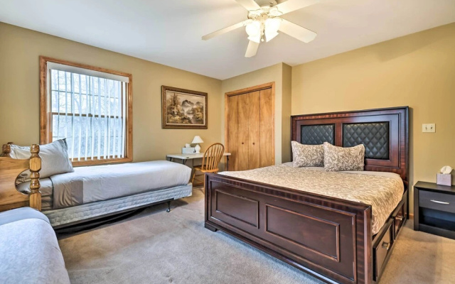 Hot Tub, Lake Access: Spacious Poconos Getaway!