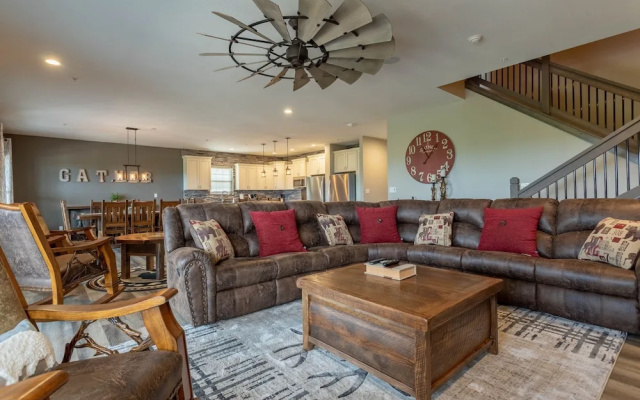 Lakefront Haven - 10 Br Home
