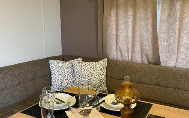 Caravan - Sleeps 10 - Pet Friendly - Parking