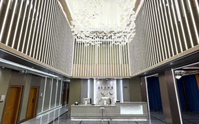 Yulong Grand Hotel (Ganzi Litang)