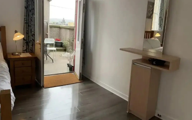 2-bed Historic Apartment in old Town Edinburgh