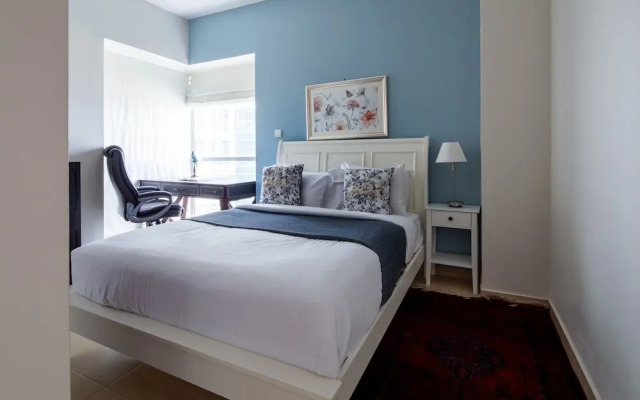 Magnificent Marina Views in This Elegant 3br!
