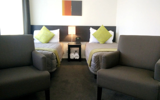 Airport Palms Motel