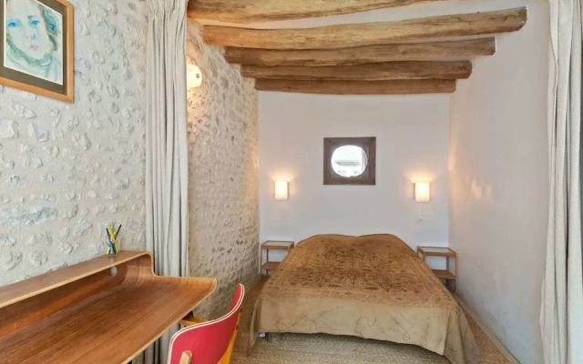 Charming Holiday Home in Yevre-la-Ville with Pool