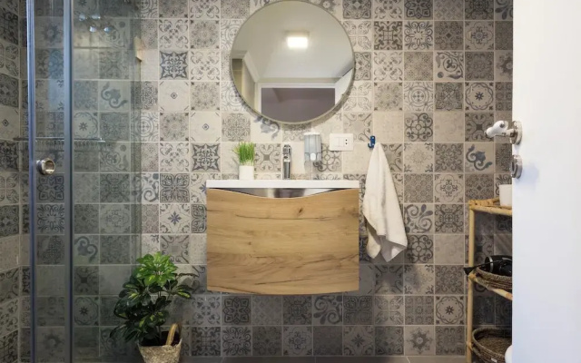 Boho-Chic Cozy 2BR - Apt & Balcony in Mar Mikhael