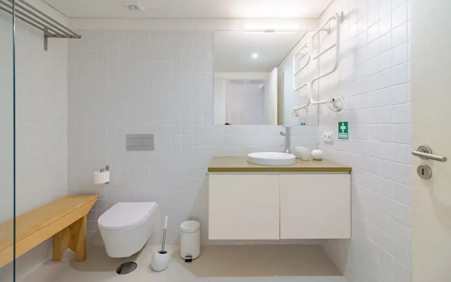 Charming Apartment With Convenient City Access