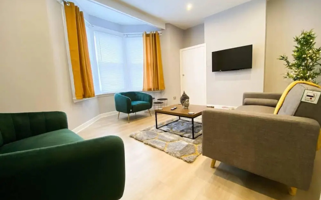 Striking & Elegant 2BR Flat - Free Street Parking