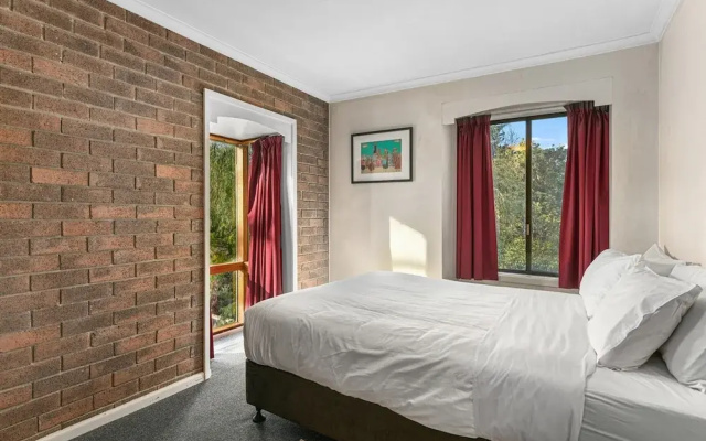 2-bed Townhouse Retreat in Sandy Bay With Parking