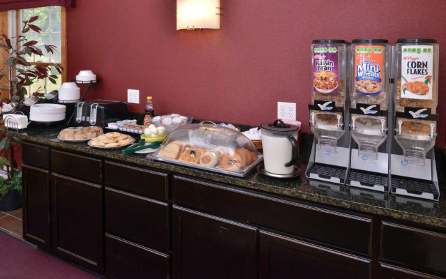 Red Roof Inn PLUS+ & Suites Guilford