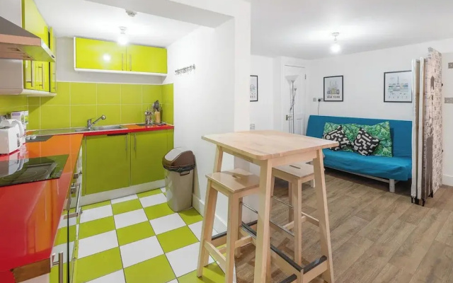 2 Bedroom W/ensuites-sleeps 6, 20min to Citycentre