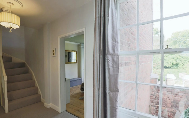 Stunning 4 Bed Semi-detached Home With Ample Space