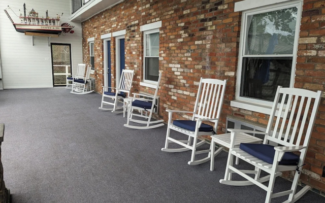 Riverboat Inn and Suites