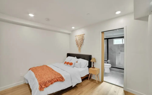 Brand-New Chic Nest In Prime Location