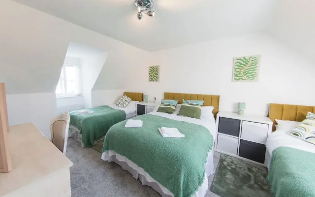 5 Bed Detached House - Sleeps 14