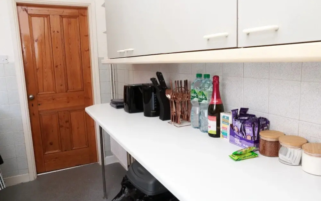 2 Bedroom House - Sleeps 4 - Free Parking, Wifi