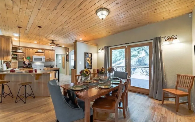 Little Creek Retreat - Four Bedroom Cabin with Hot Tub