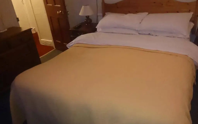 OYO Rose & Crown Hotel