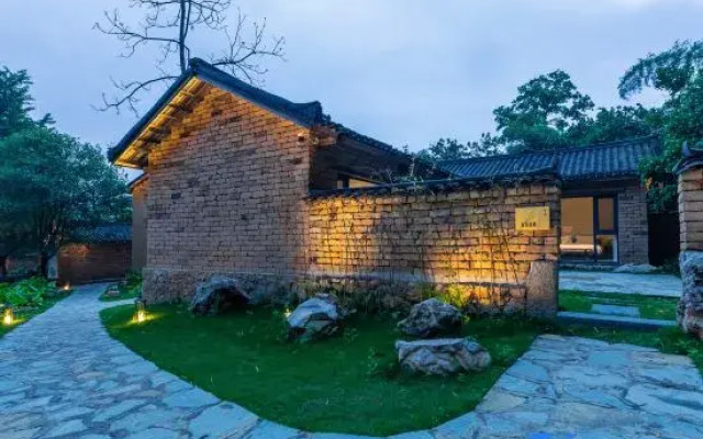 Qilu Hotel