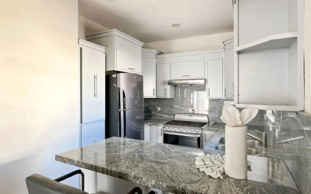 Sleek Downtown Escape With Private Parking