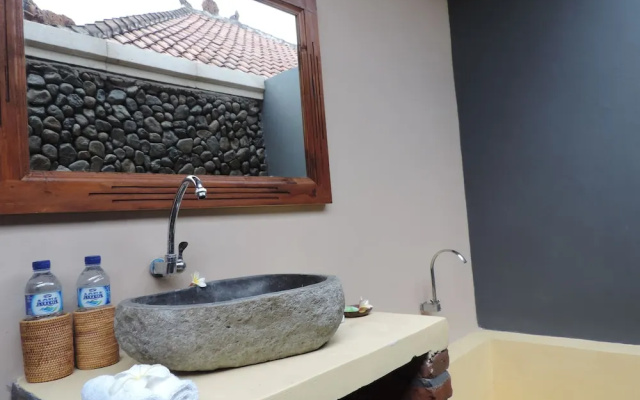 Made Taro Menjangan Homestay