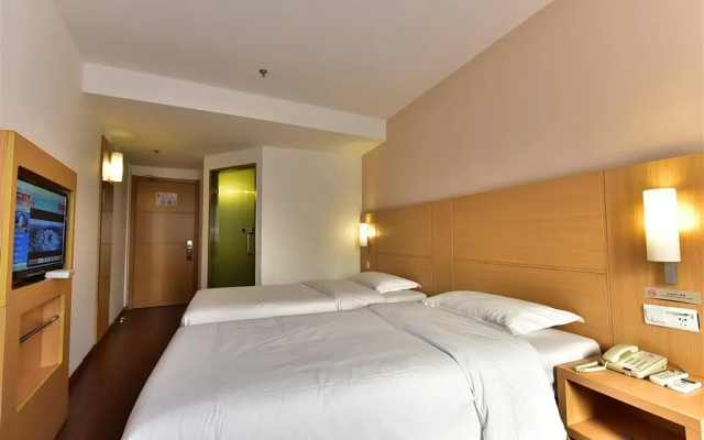 Ibis Ningbo Tianyi Square
