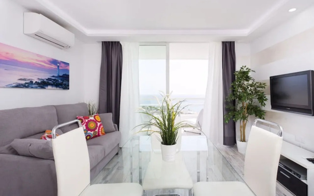 1107 Bright Modern Apartment with Spectacular Sea Views