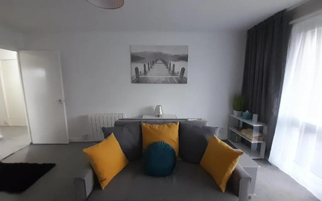 Whole Apartment With Balcony, Breakfast & Parking