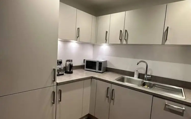 Modern 1-bed Apt, Sleeps 2 in Birmingham