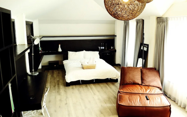 Early Bird Bed & Breakfast - Adults Only